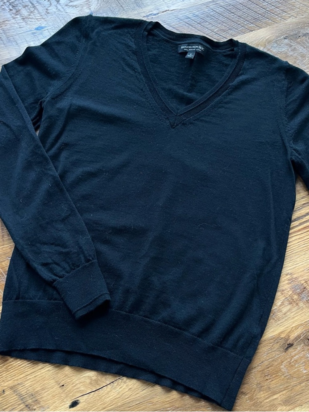 💙 Banana Republic Black V-Neck Sweater - Fine Gauge Merino Wool - Minimalist - Picture 2 of 7